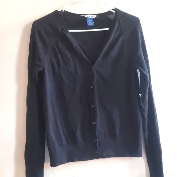 Women's Buttondown Cardigan - Picture 3 of 4